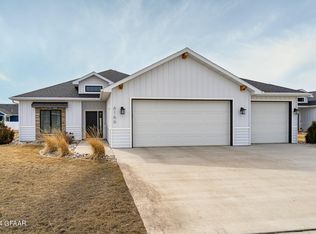 6166 Camellia Cir, Grand Forks, ND 58201
