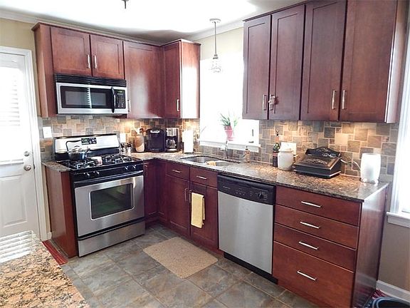 4th image of 985 Manor Dr SE