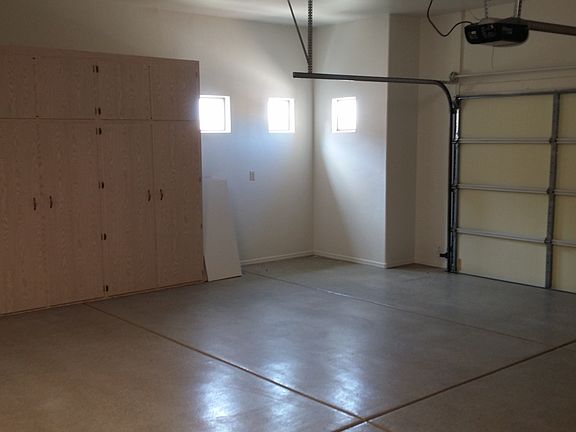 Large Garage w/ Auto Door