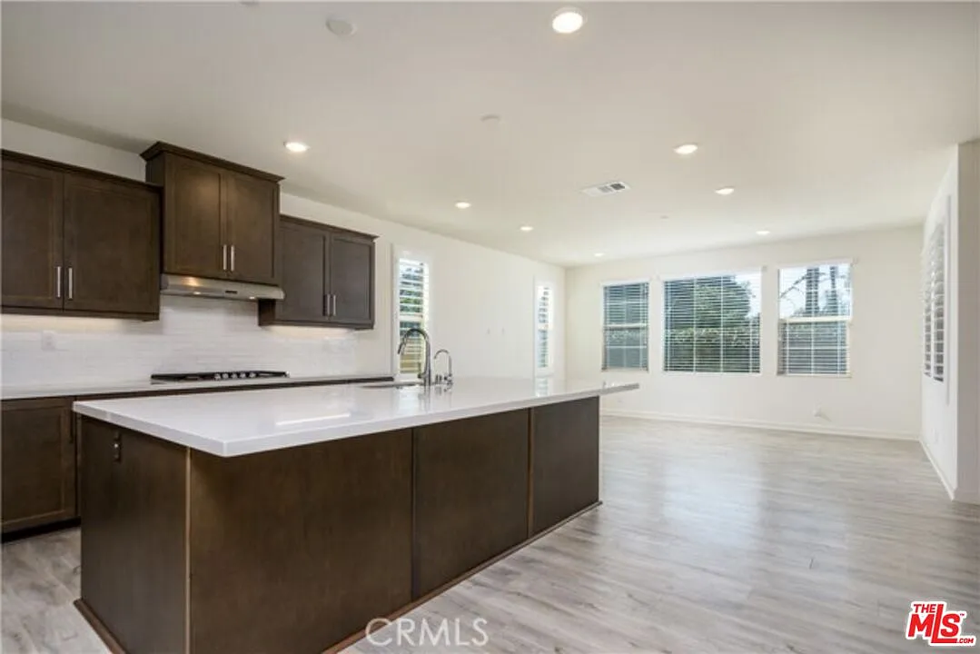 4 bed, 3.5 bath, 3082 sqft, $6,300 — Photo 3