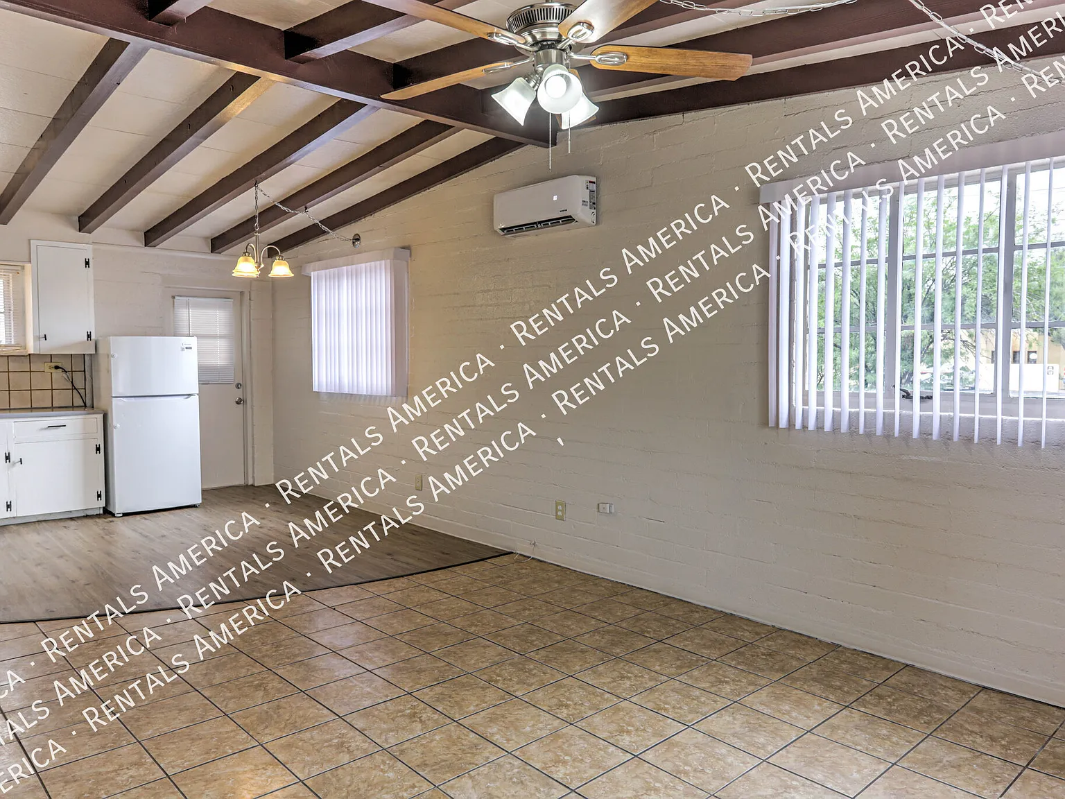 Spacious 2BD/1BA Home in Central Tucson with Fenced in Yard! — Photo 3