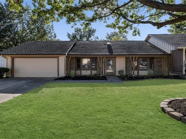 18806 Sunrise Dr, Belton, MO 64012