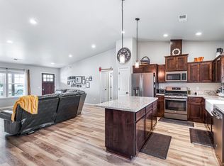 2712 SW Swopes Dr, Grants Pass, OR 97527