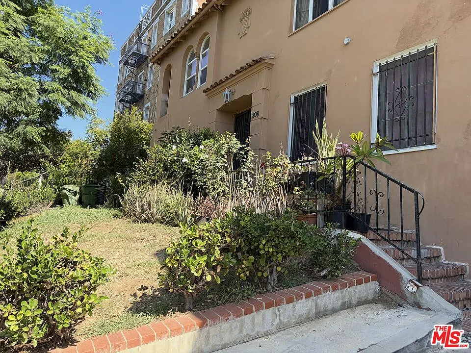 2 bed, 1.0 bath, 1345 sqft, $2,795 — Photo 2