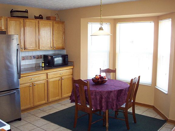 Eat-in Kitchen (2)