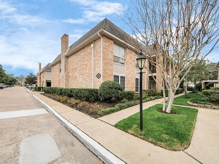 2224 S Piney Point Rd #227 — Photo 3