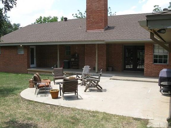 2nd image of 804 Oakpark Dr