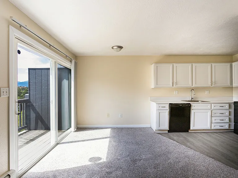 Straight Creek Apartments — Photo 6