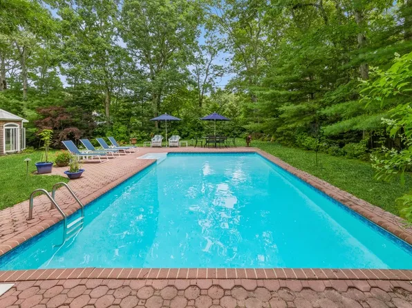 https://photos.zillowstatic.com/fp/2d455037604653f3d2fb6ca6e0c0ae96-p_e.webp