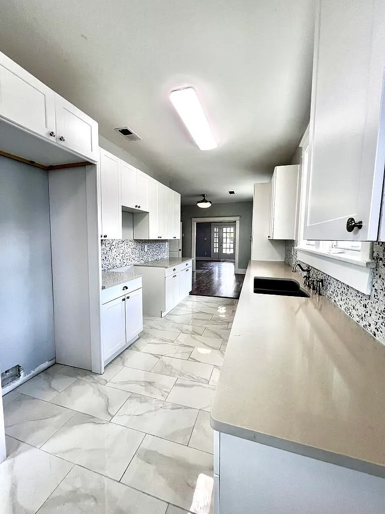 Building Photo - 1052 Faxon Ave