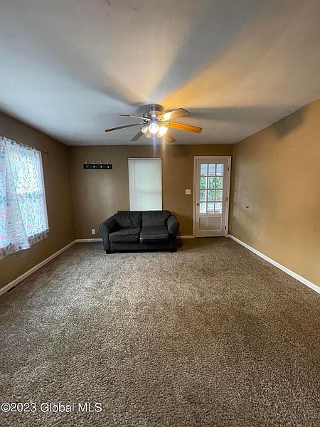 4th image of 250 Hampton Avenue