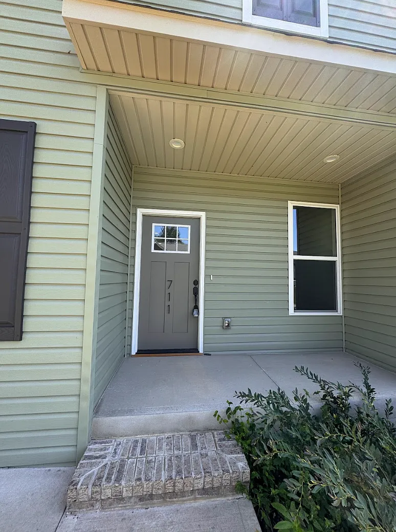 5 bed, 3.5 bath, 2500 sqft, $3,150 — Photo 2