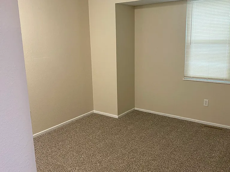 4301 NW Winslow Ct — Photo 10
