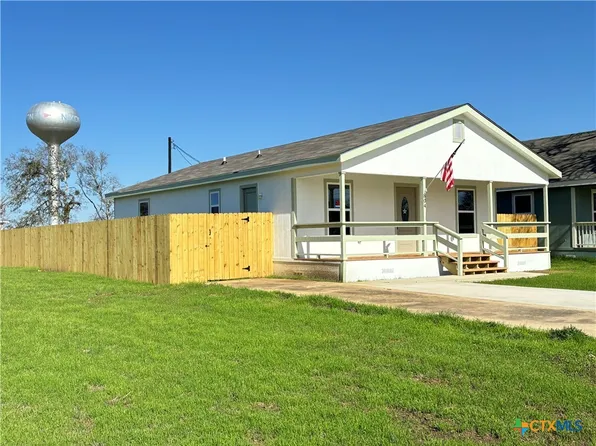 804 E 4th St, Nixon, TX 78140