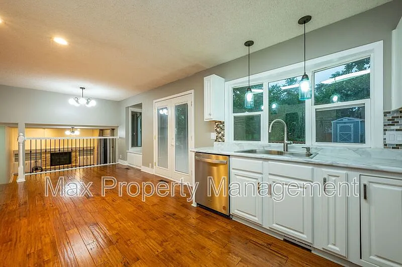 3 bed, 3.0 bath, 1756 sqft, $2,095 — Photo 4