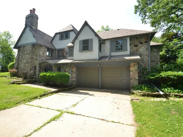 W223S3993 Guthrie Rd, Waukesha, WI 53189