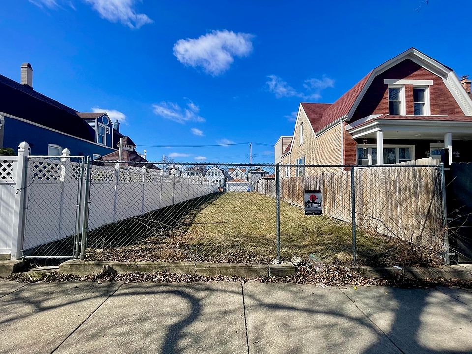 2nd image of 932 N Trumbull Ave