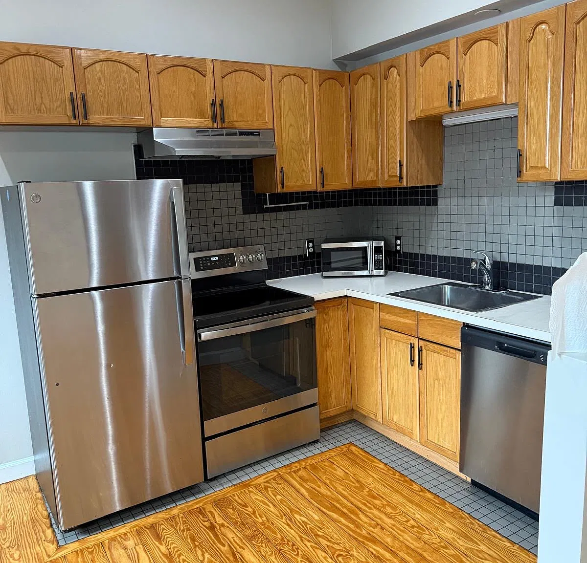 1 bed, 1.0 bath, $2,200 — Photo 2