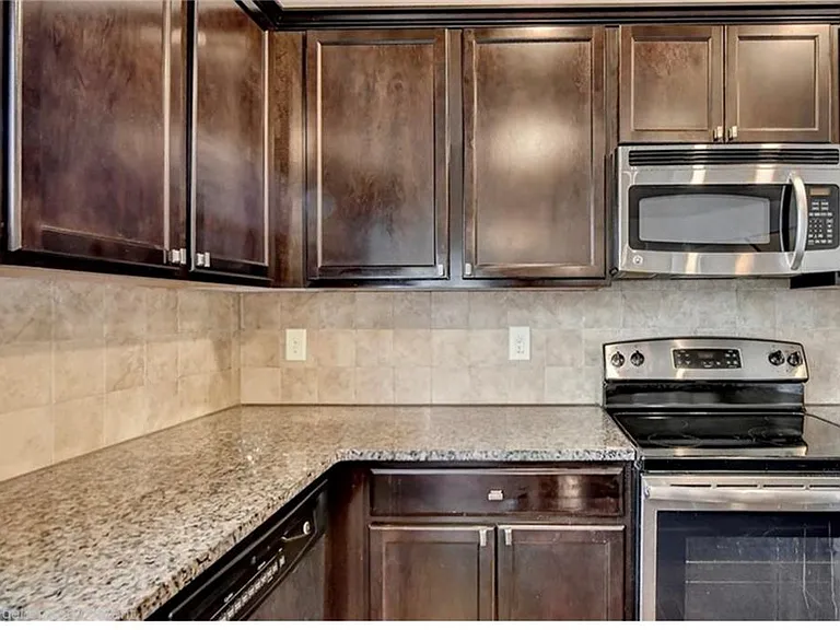 1376 Castleberry Dr — Photo 5