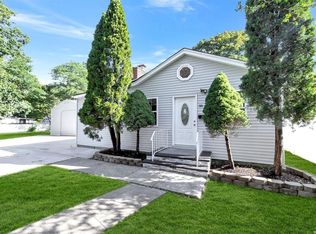 99 Lakeview Dr, Mastic Beach, NY 11951