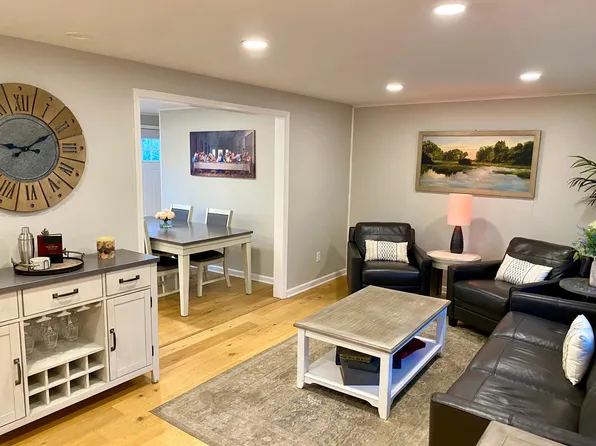 921 N 7th St, Atchison, KS 66002