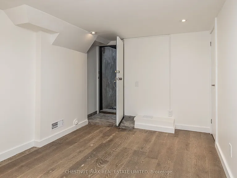 1654 Gerrard St E — Photo 20