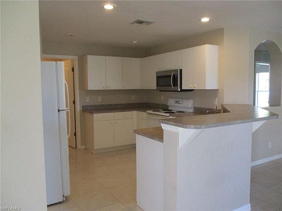 3rd image of 817 SW 37th Ter