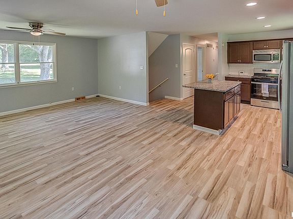 3rd image of 502 Oak St