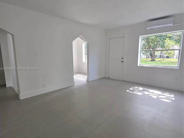 237 SW 13th St #4 — Photo 1