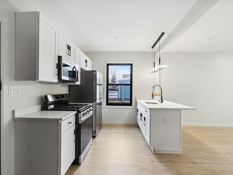 124-128 Putnam St #1 — Photo 6