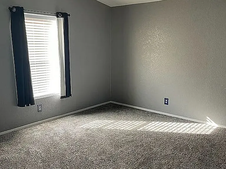 90 Thunderbird Ave — Photo 11