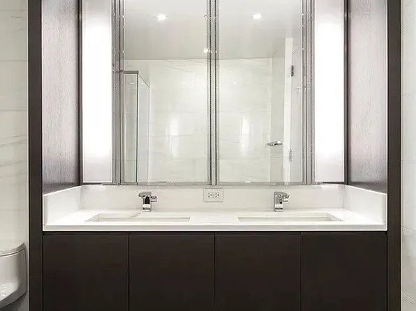 50 Riverside Boulevard image 8 of 10