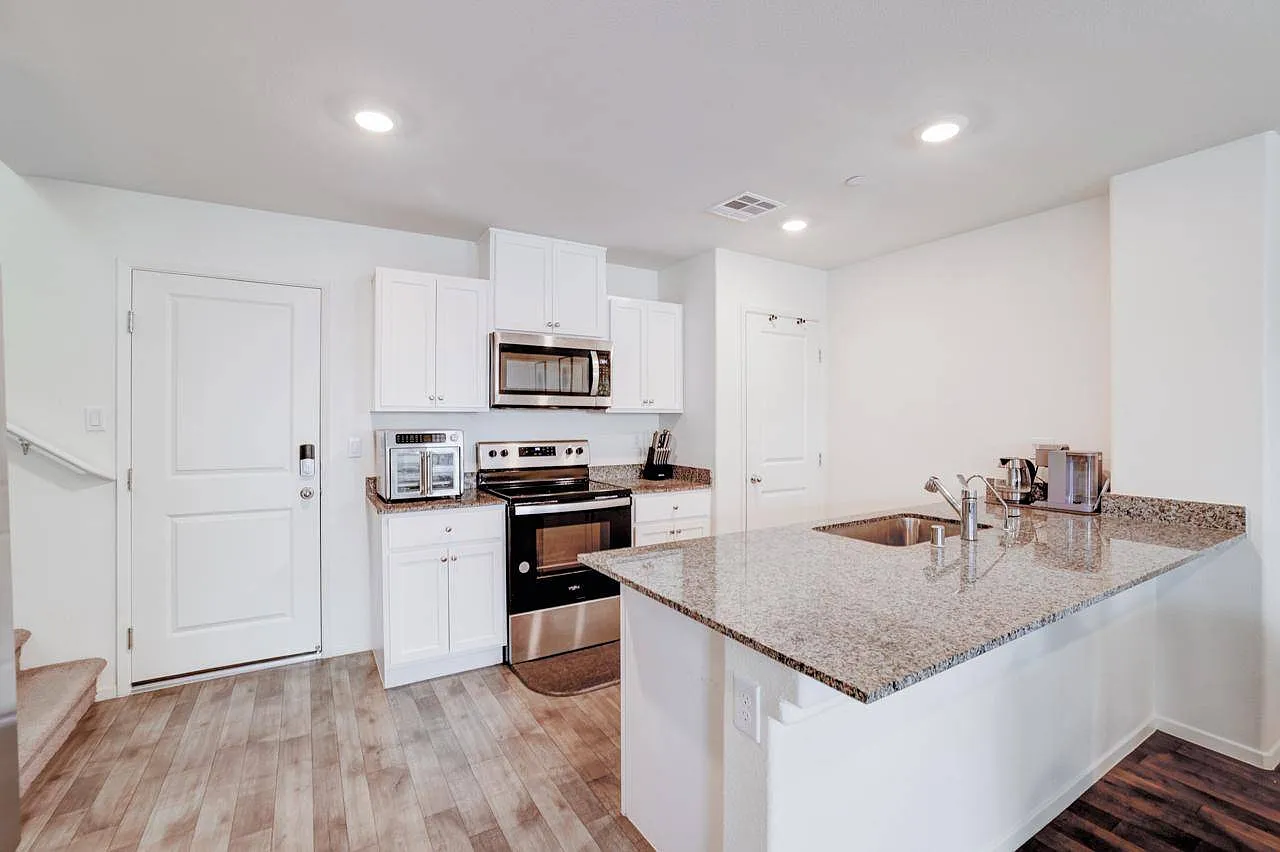 3 bed, 1407 sqft, $1,900 — Photo 3