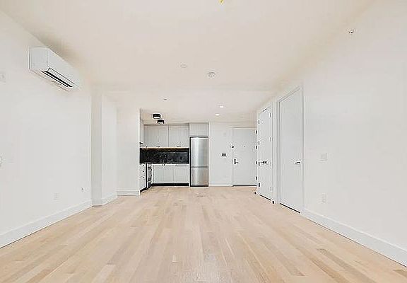 5th image of 260 Gold St APT 916