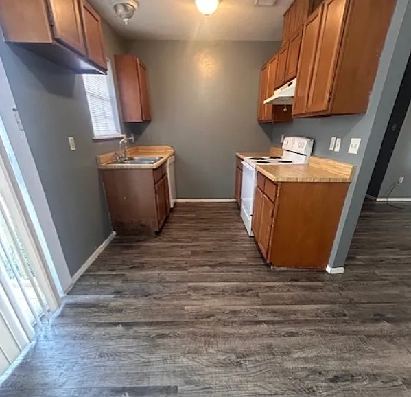 3 bed, 2.0 bath, 1075 sqft, $1,000 — Photo 2