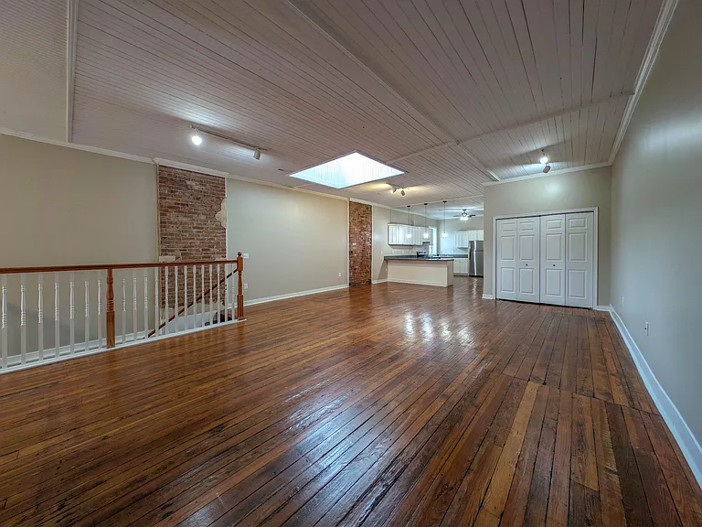 170 E Davis St — Photo 4