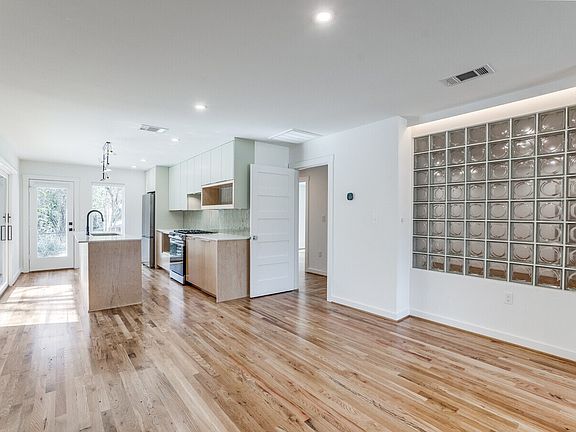 2nd image of 1820 Mariposa Dr #1