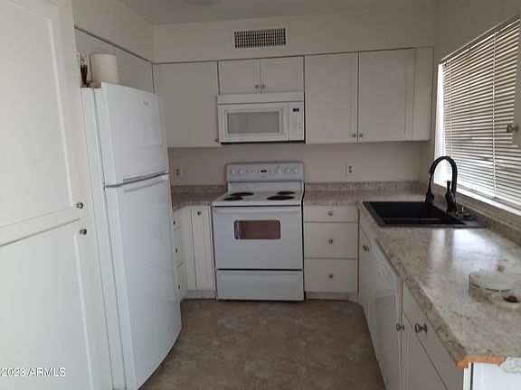 3rd image of 9326 W MISSION Lane