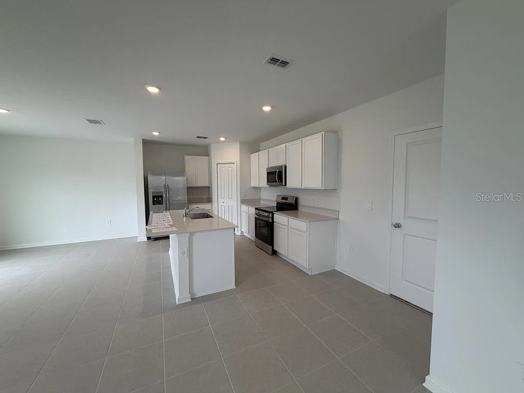 4 bed, 2.5 bath, 1874 sqft, $2,500 — Photo 4