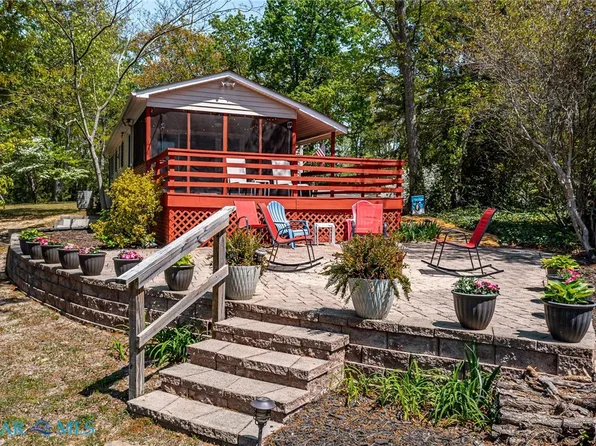 18 Cove Ct, Deltaville, VA 23043