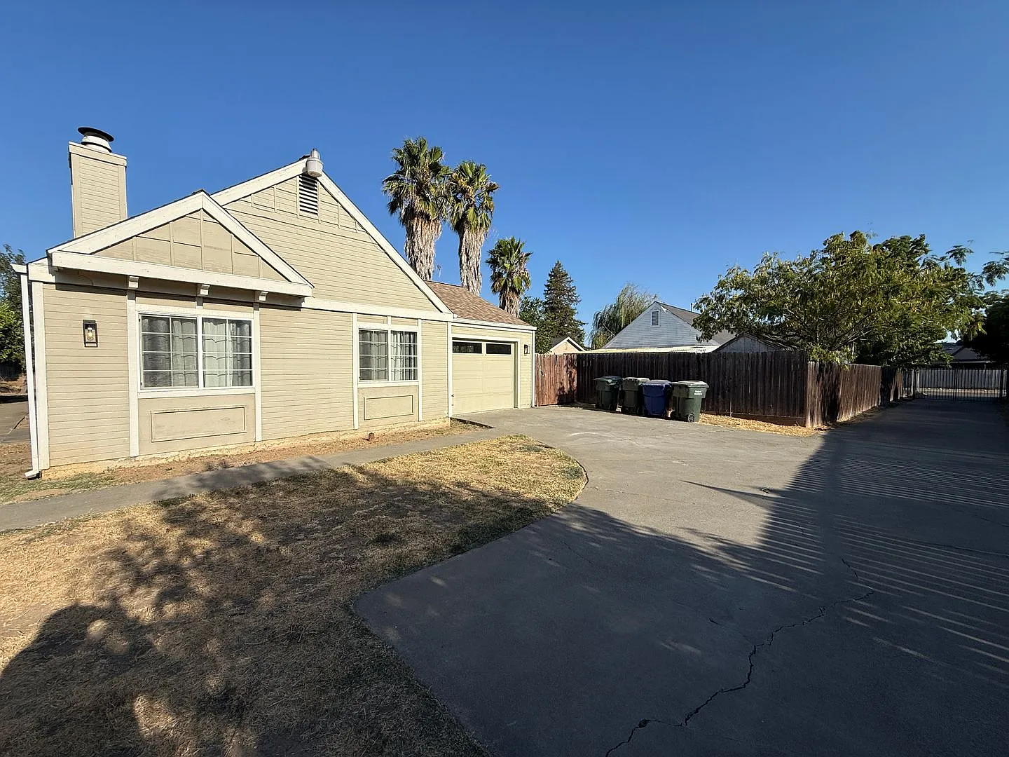 Adorable Private Home on Large Lot — Photo 3