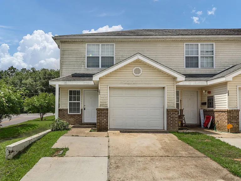 100 Corwin Dr — Photo 2