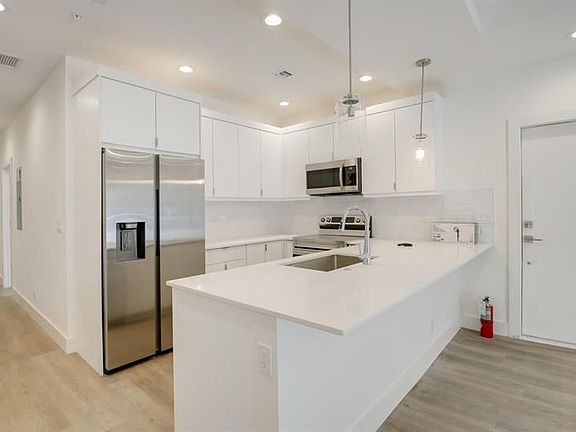 2nd image of 211 Ocean Breeze St #2