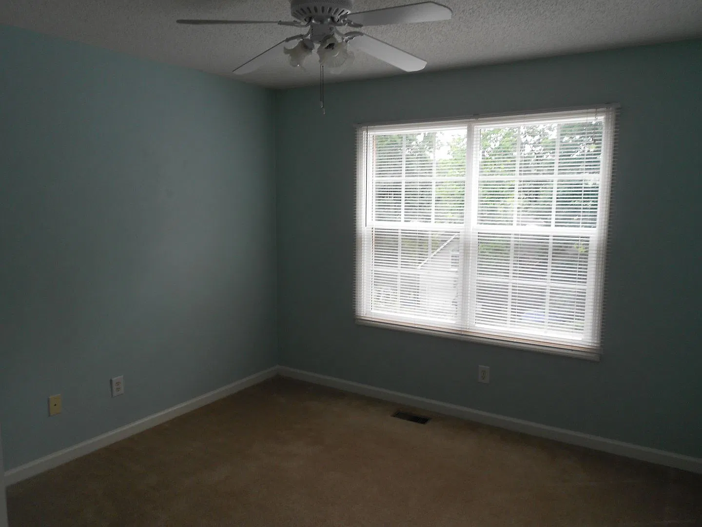 4 bedroom house, huge storage room! — Photo 4