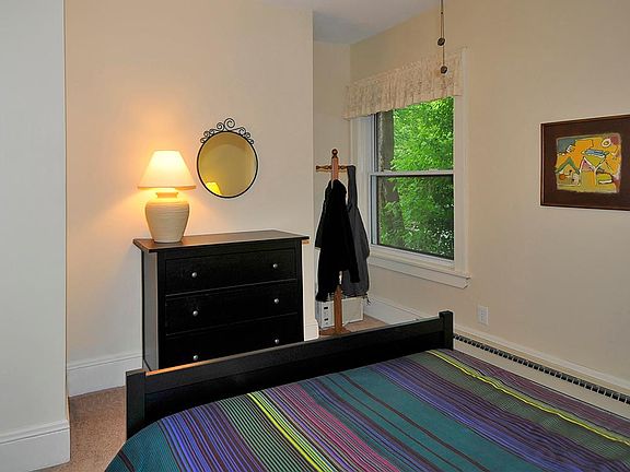 4th image of 391 Laurel Ave