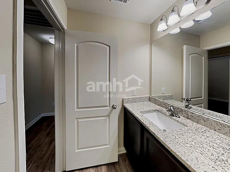 724 Lansman Trl — Photo 13