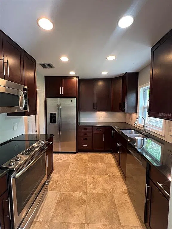 3 bed, 2.0 bath, 1364 sqft, $2,900 — Photo 1