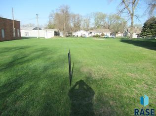 105 N Main Ave, Hills, MN 56138