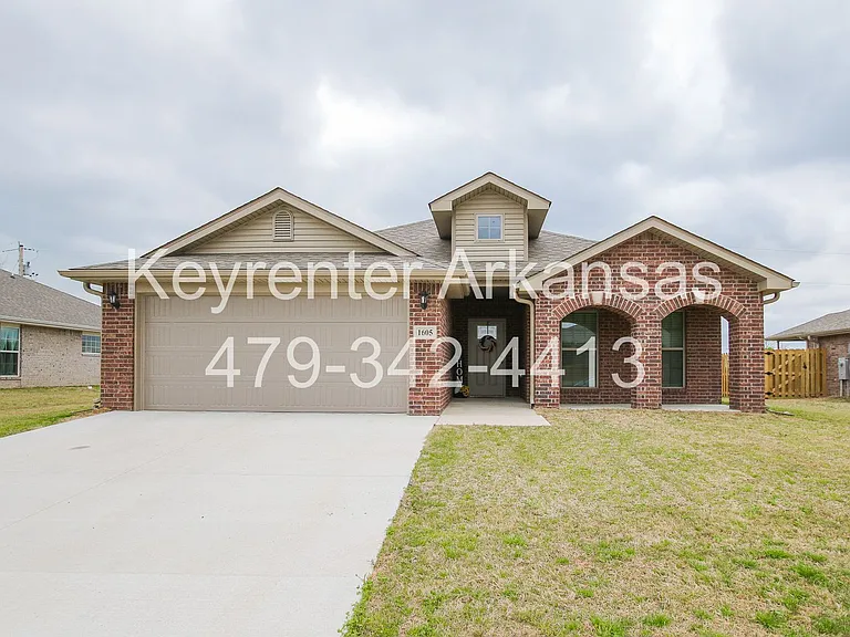 1605 Emma St — Photo 1