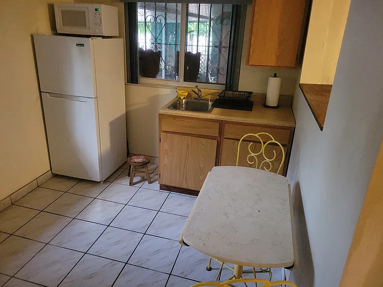4430 SW 15th Ter — Photo 2